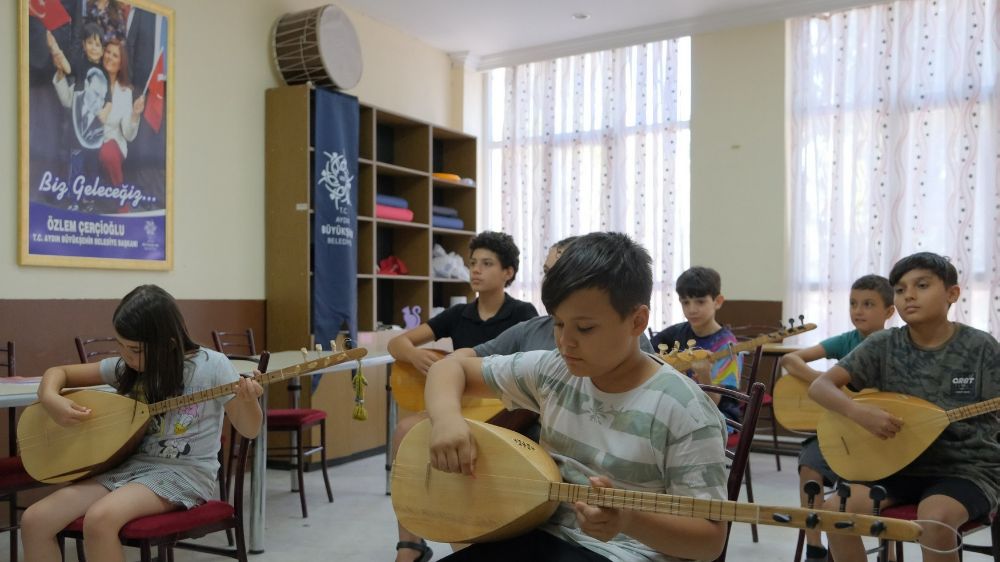 Başkan Çerçioğlu'ndan gençlere kültürel destek