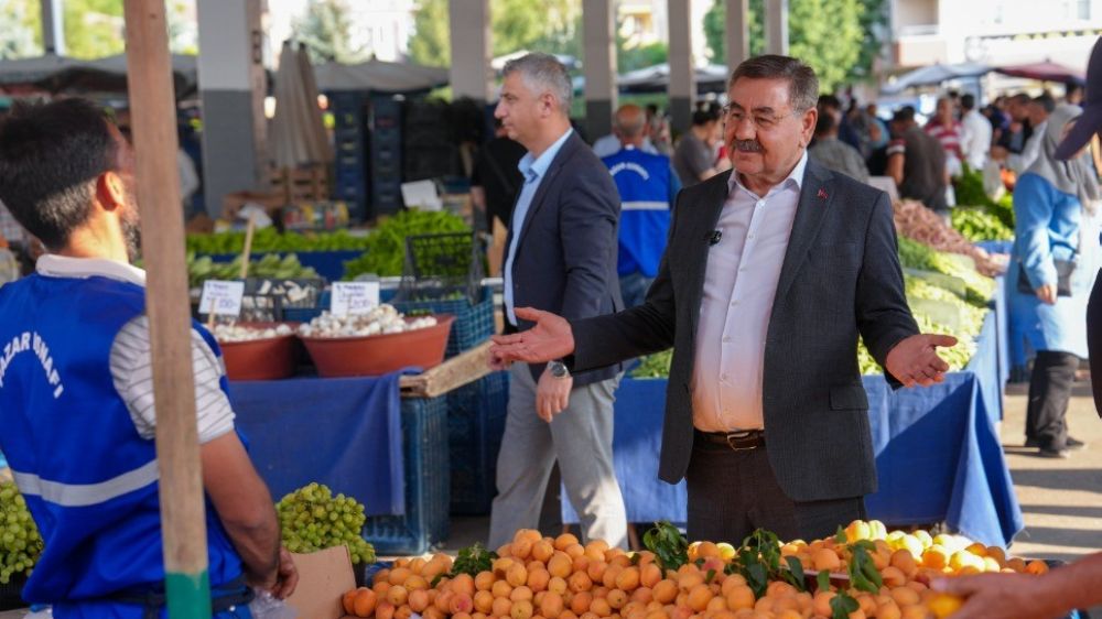 Başkan Odabaşı semt pazarında vatandaşların ve esnafın taleplerini dinledi