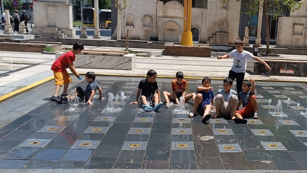 Batman’da sıcaklar bunalttı, büyükler bidonla başlarına su döktü, çocuklar ise süs havuzlarında serinledi