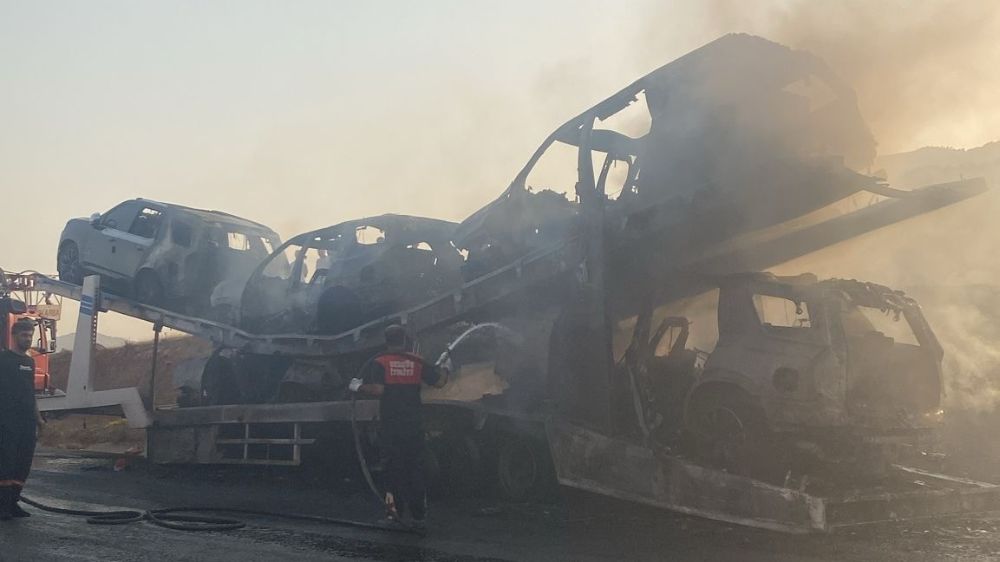 Batman’da sıfır kilometre 5 lüks araç, yüklü olduğu tırla yanarak hurdaya döndü