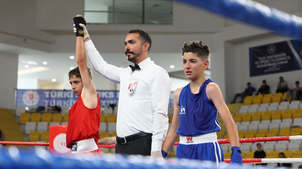Bayburt'ta 850 sporcunun katıldığı boks şampiyonası başladı