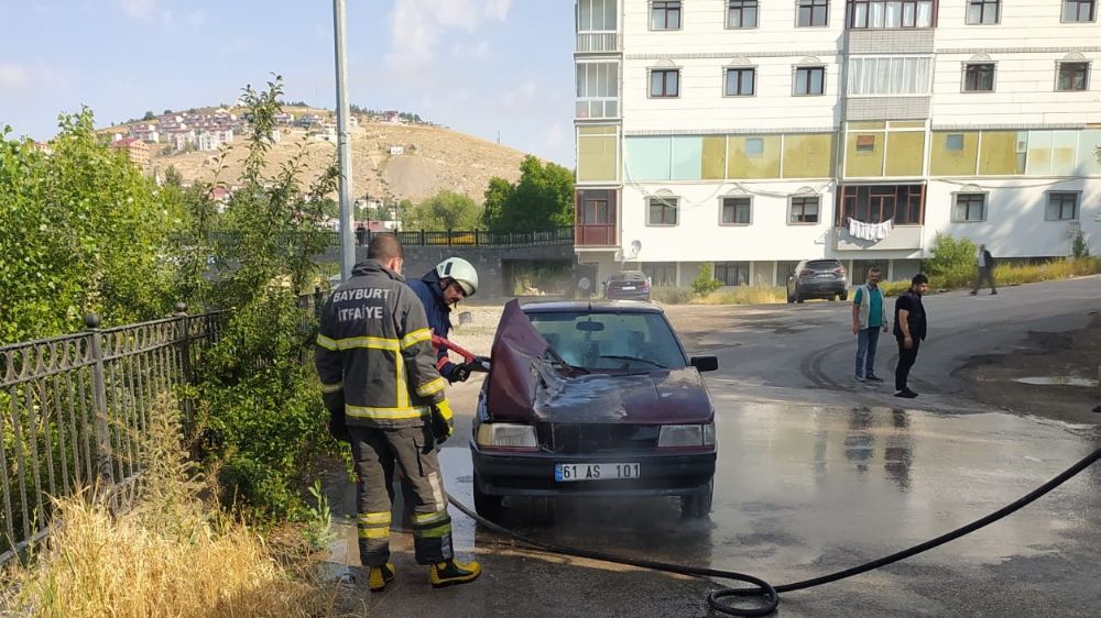 Bayburt'ta park halindeki otomobil alev aldı