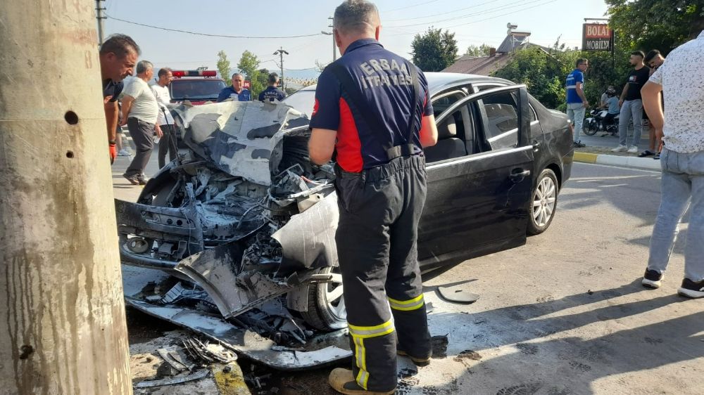 Beton direğe çarpan otomobil hurda yığınına döndü: 1 yaralı