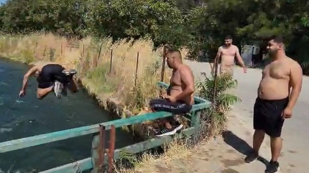 Beton mikserinin altında duş alıp, tazyikli tabanca ile yıkandılar
