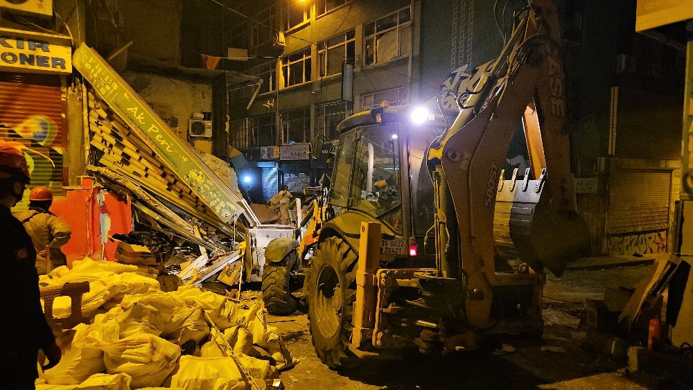 Beyoğlu’nda patlama sonucu yıkılan binanın enkaz kaldırma çalışmaları devam ediyor