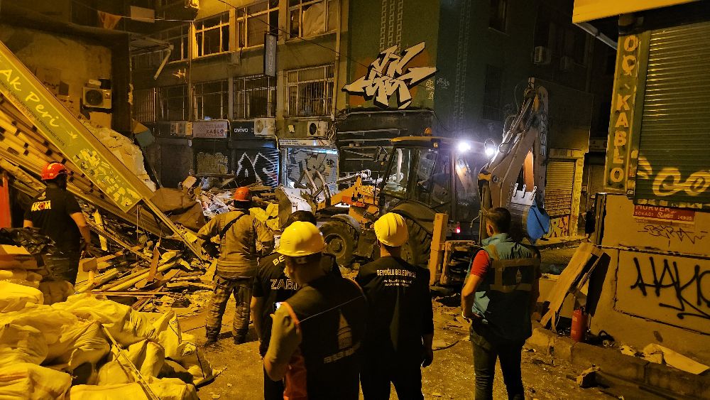Beyoğlu’nda patlama sonucu yıkılan binanın enkaz kaldırma çalışmaları devam ediyor