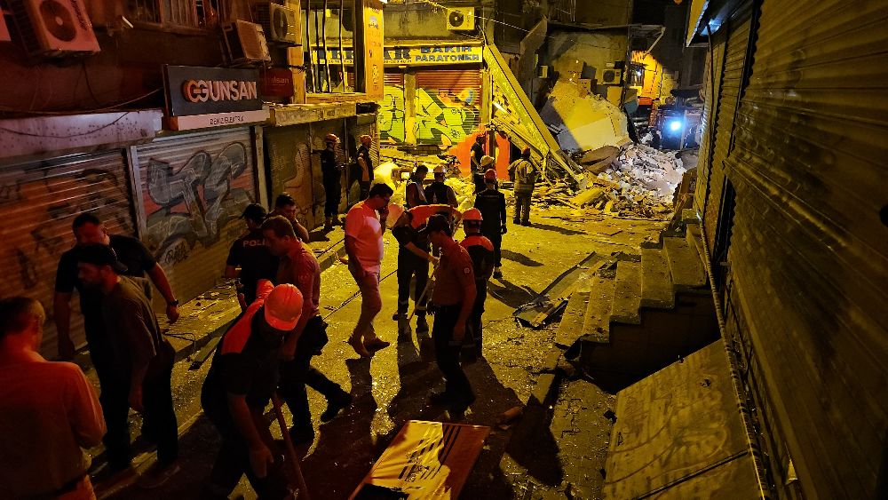 Beyoğlu’nda patlama sonucu yıkılan binanın enkaz kaldırma çalışmaları devam ediyor