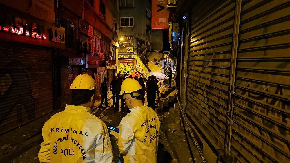 Beyoğlu’nda patlama sonucu yıkılan binanın enkaz kaldırma çalışmaları devam ediyor