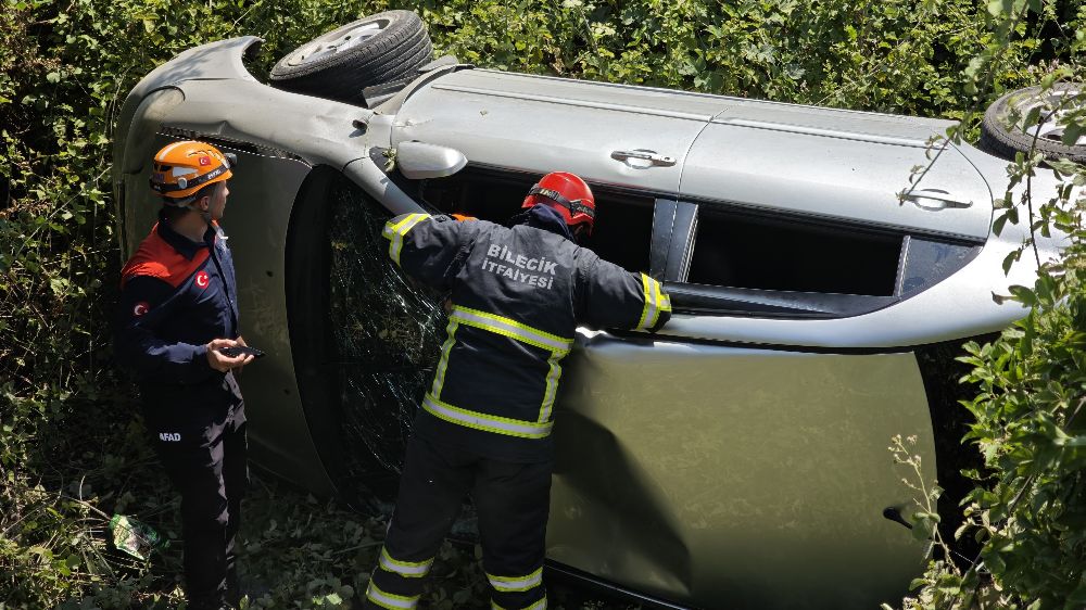 Bilecik'te kontrolden çıkan otomobil dere yatağına yuvarlandı, 3 yaralı