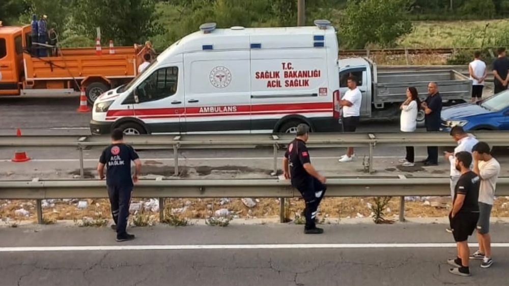  Bilecik'te kontrolden çıkan tır devrildi: 1 yaralı