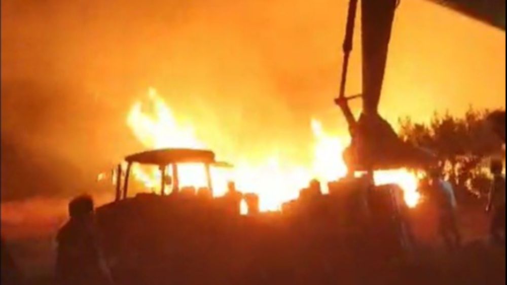 Bilecik'teki yangında traktör ve otomobil alevler arasında kaldı