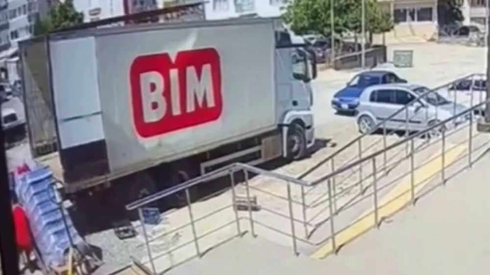 BİM'de feci kaza: Market personeli taşıdığı yükle kamyon arasında sıkıştı