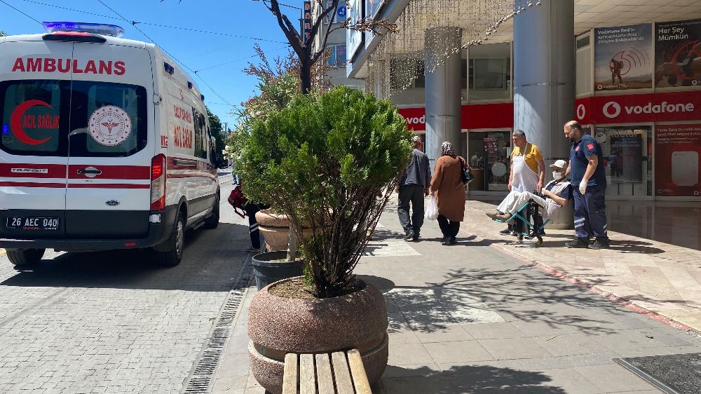 Bir anda yere yığılan vatandaş hastaneye kaldırıldı