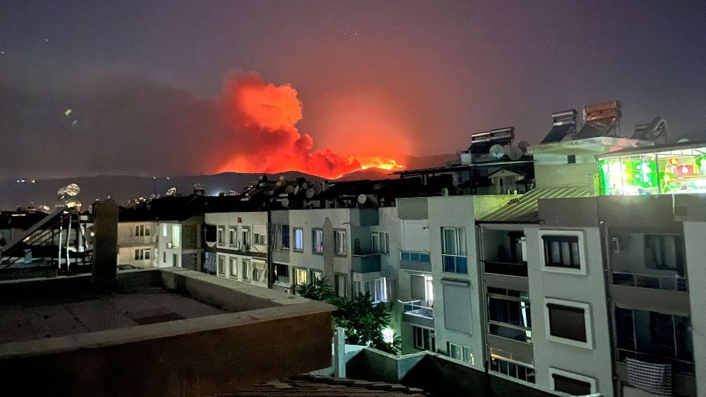   Bir yangın da İzmir  Ödemiş’te  3 mahalle tahliye edildi