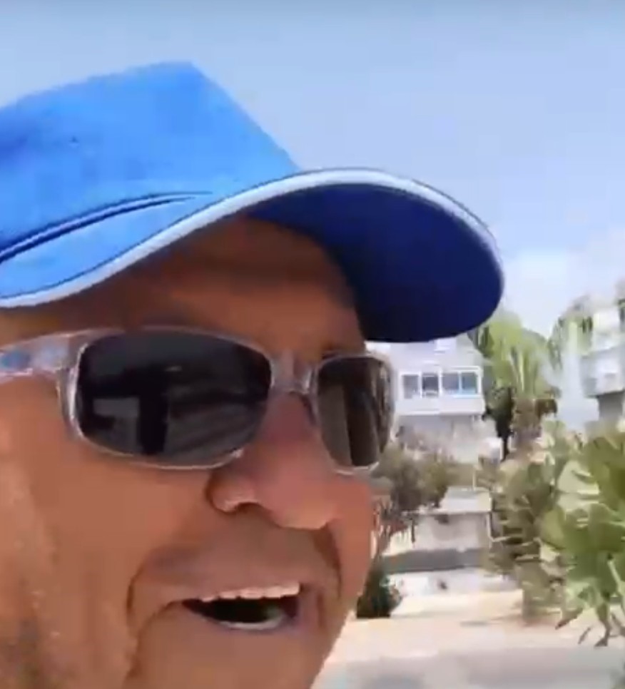 Bisikletiyle şarkı söyleyerek gittiği sahilde hırsızların kurbanı olmuştu, gelen hediyeyle tekrar şarkı söylemeye başladı