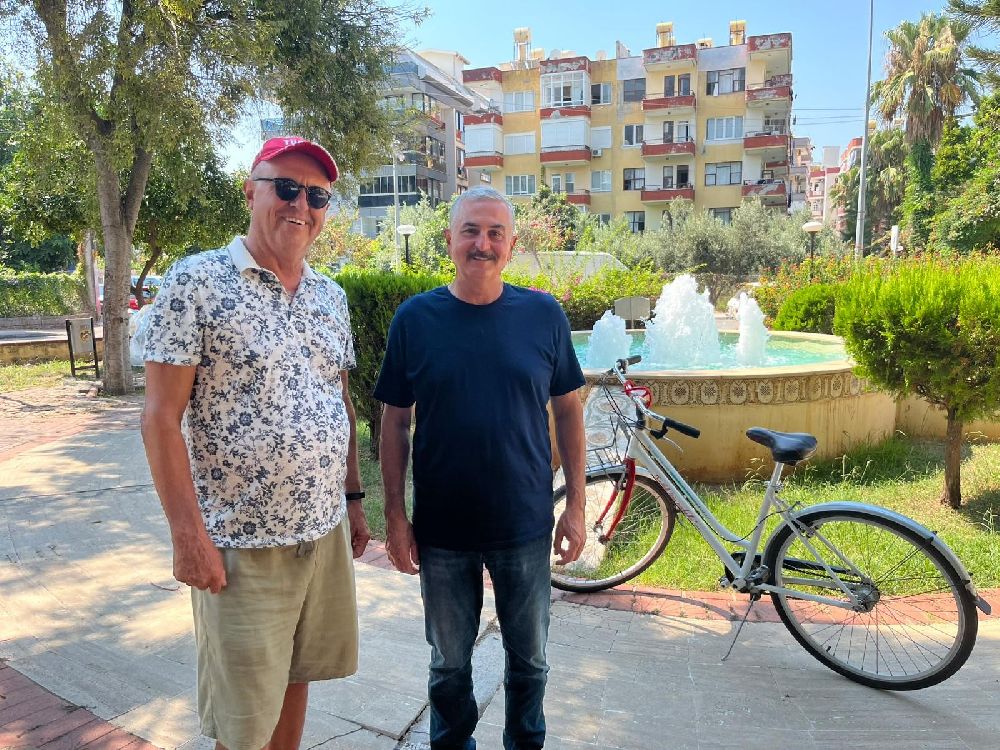 Bisikletiyle şarkı söyleyerek gittiği sahilde hırsızların kurbanı olmuştu, gelen hediyeyle tekrar şarkı söylemeye başladı