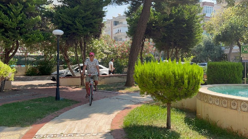 Bisikletiyle şarkı söyleyerek gittiği sahilde hırsızların kurbanı olmuştu, gelen hediyeyle tekrar şarkı söylemeye başladı