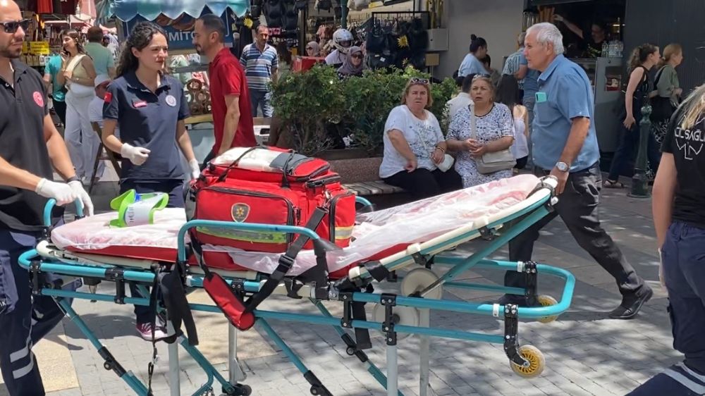 Bisikletten düşen şahıs sağlık ekipleri yanına gelince ayaklanıp gitti