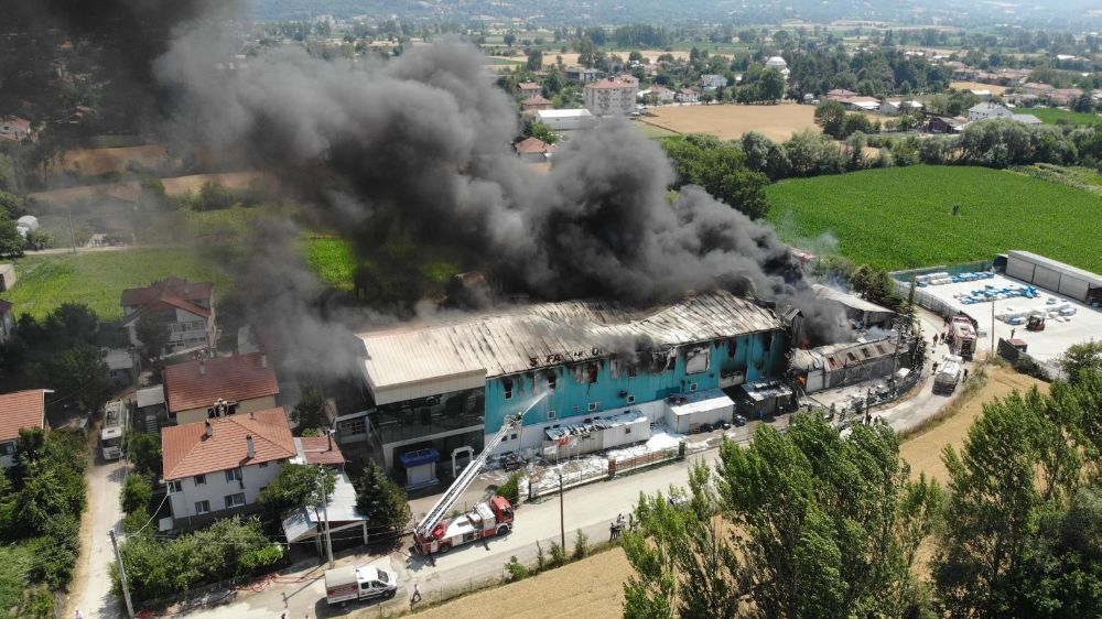 Bolu'daki fabrika yangını havadan görüntülendi