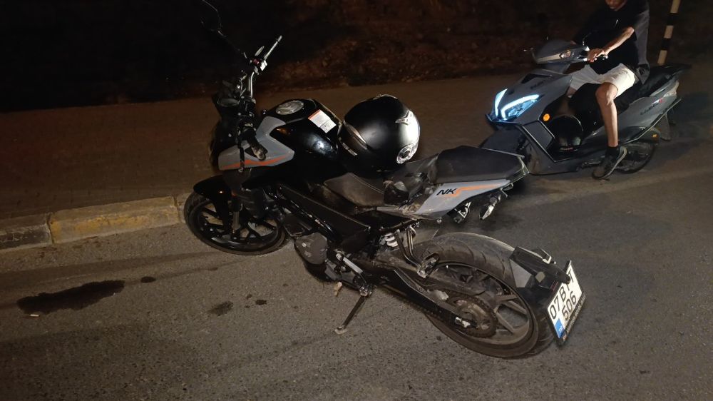Bordür taşına çarpan motosikletin sürücüsü yaralandı