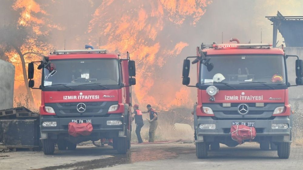 Bornova’da orman yangınını söndürme çalışmaları devam ediyor