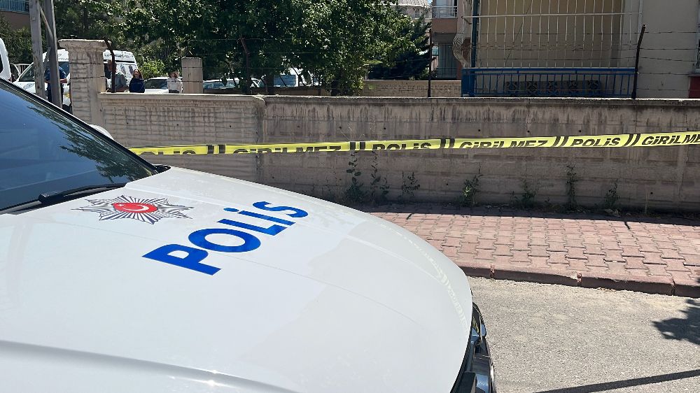 Boşanma aşamasındaki eşini bıçakladı