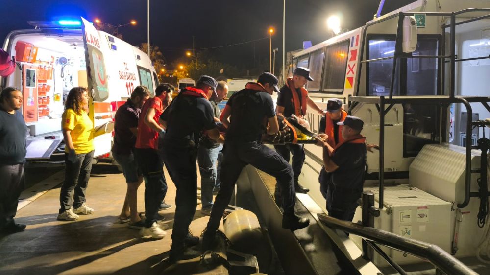 Bozcaada'da rahatsızlanan vatandaş tahliye edildi