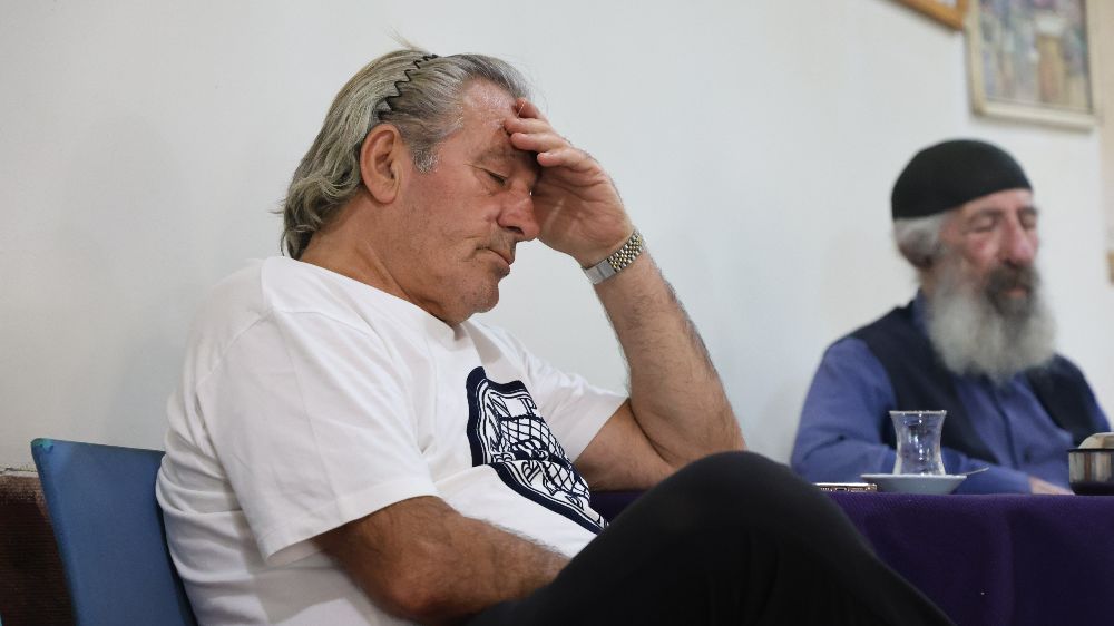 Bu kahvehaneye gelen uyuyor