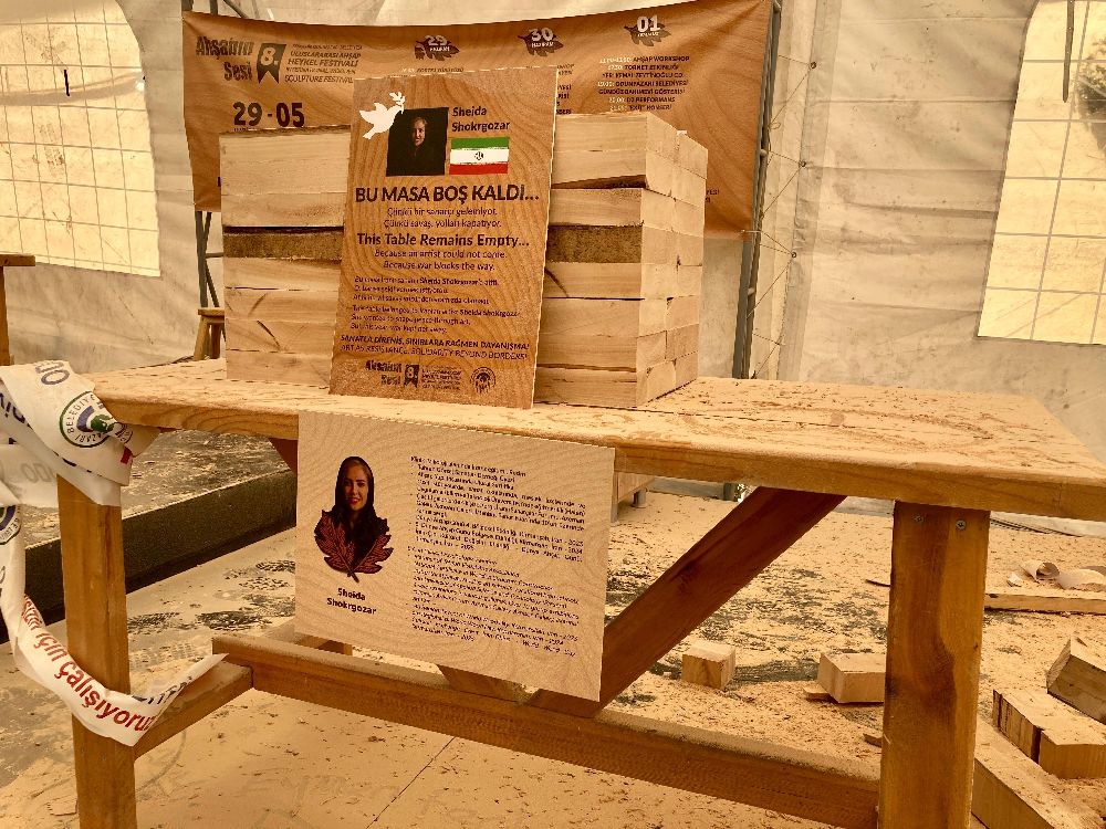 Bu masa savaş yüzünden boş kaldı