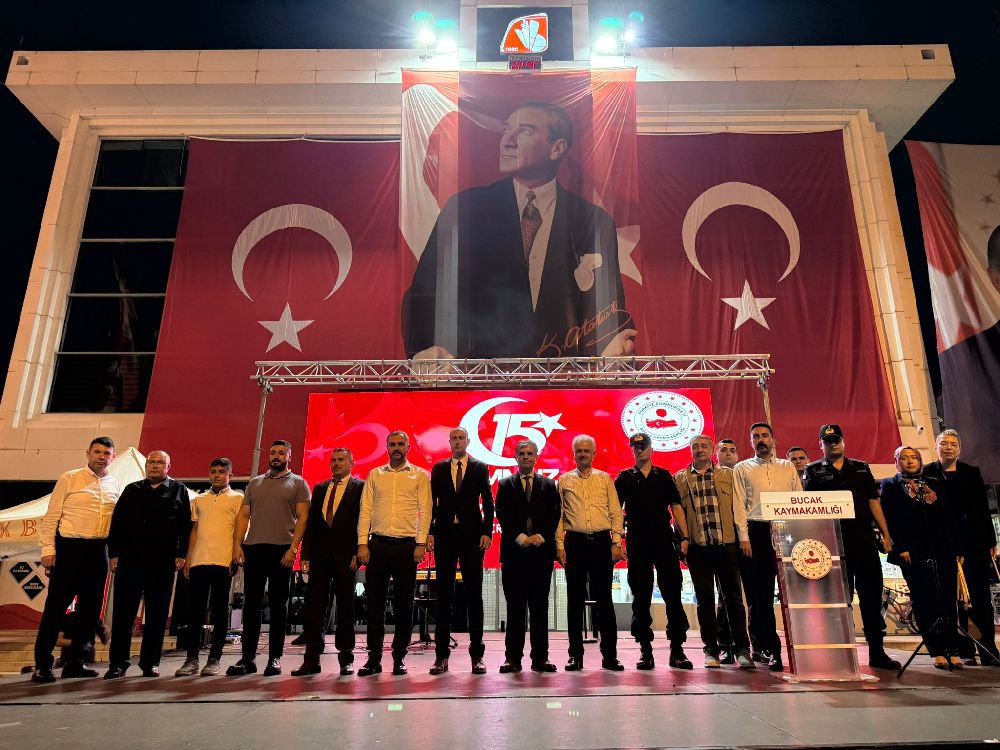 Bucak 15 Temmuz'u unutmadı! Cumhuriyet Meydanı'nda bayraklar dalgalandı