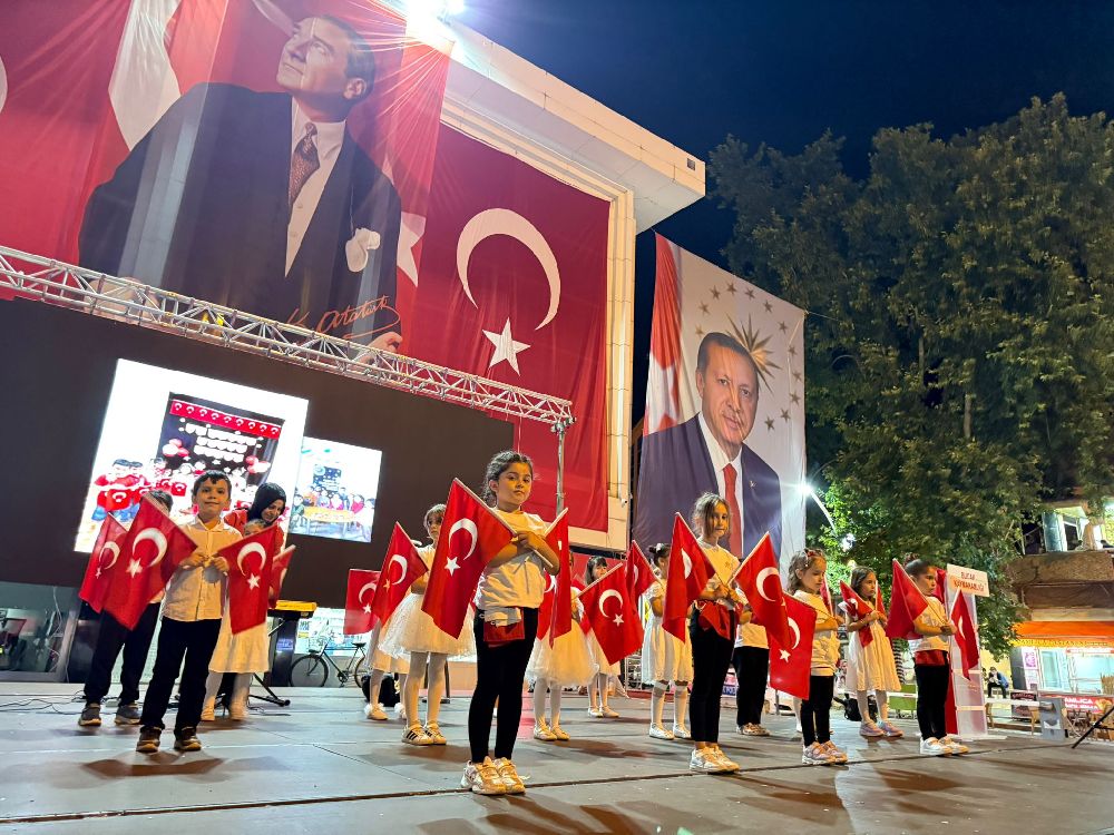 Bucak 15 Temmuz'u unutmadı! Cumhuriyet Meydanı'nda bayraklar dalgalandı