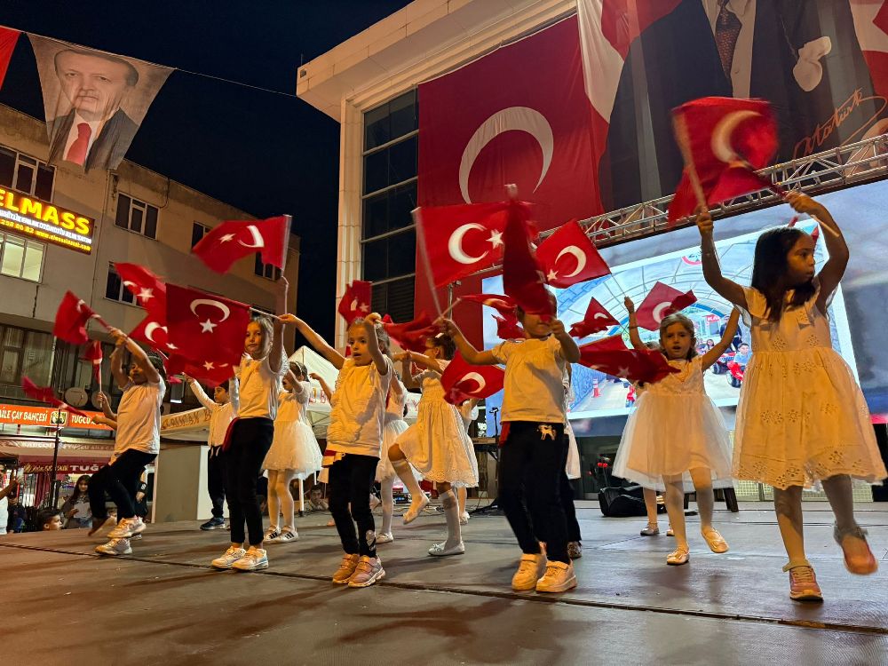 Bucak 15 Temmuz'u unutmadı! Cumhuriyet Meydanı'nda bayraklar dalgalandı