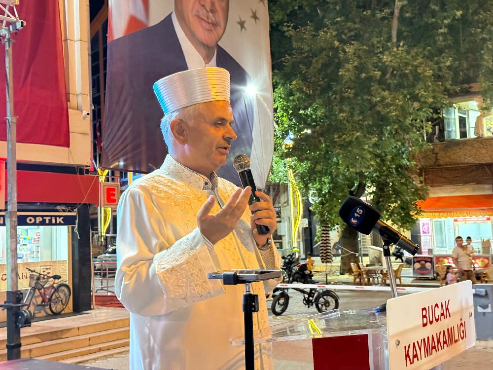 Bucak 15 Temmuz'u unutmadı! Cumhuriyet Meydanı'nda bayraklar dalgalandı