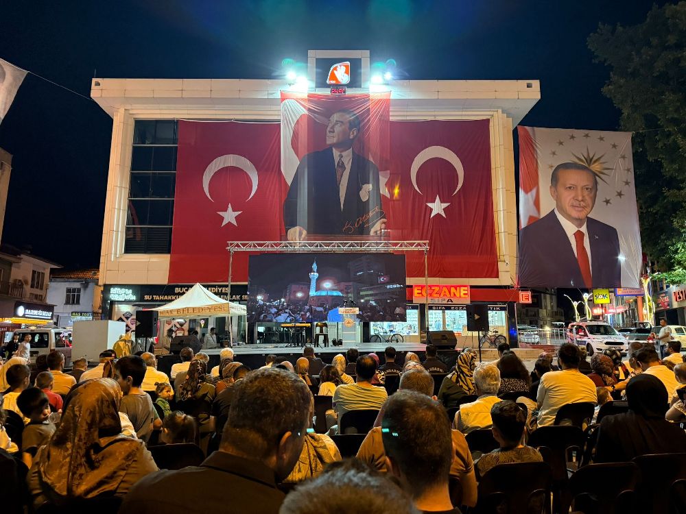 Bucak 15 Temmuz'u unutmadı! Cumhuriyet Meydanı'nda bayraklar dalgalandı