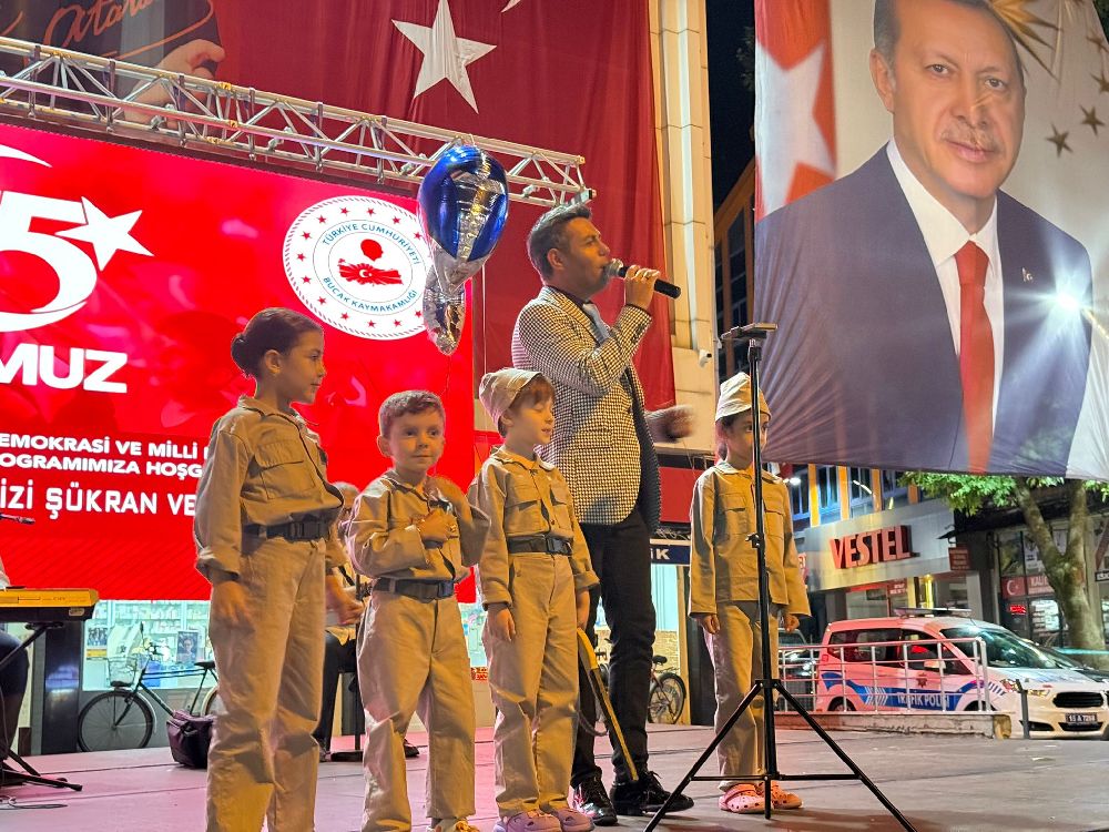 Bucak 15 Temmuz'u unutmadı! Cumhuriyet Meydanı'nda bayraklar dalgalandı