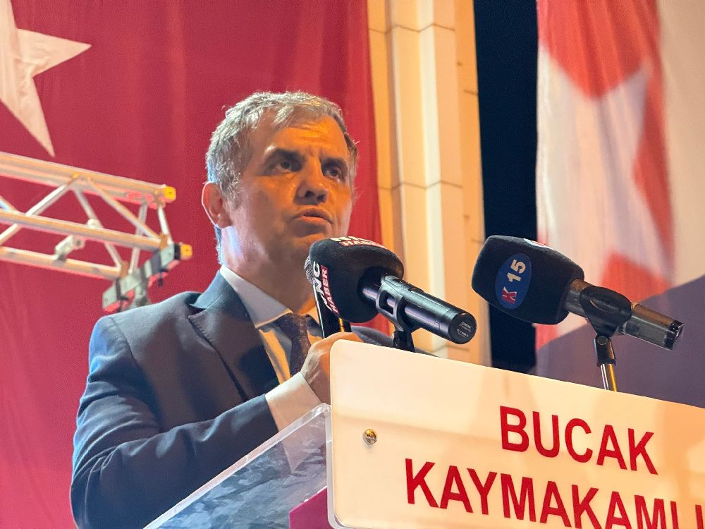 Bucak 15 Temmuz'u unutmadı! Cumhuriyet Meydanı'nda bayraklar dalgalandı