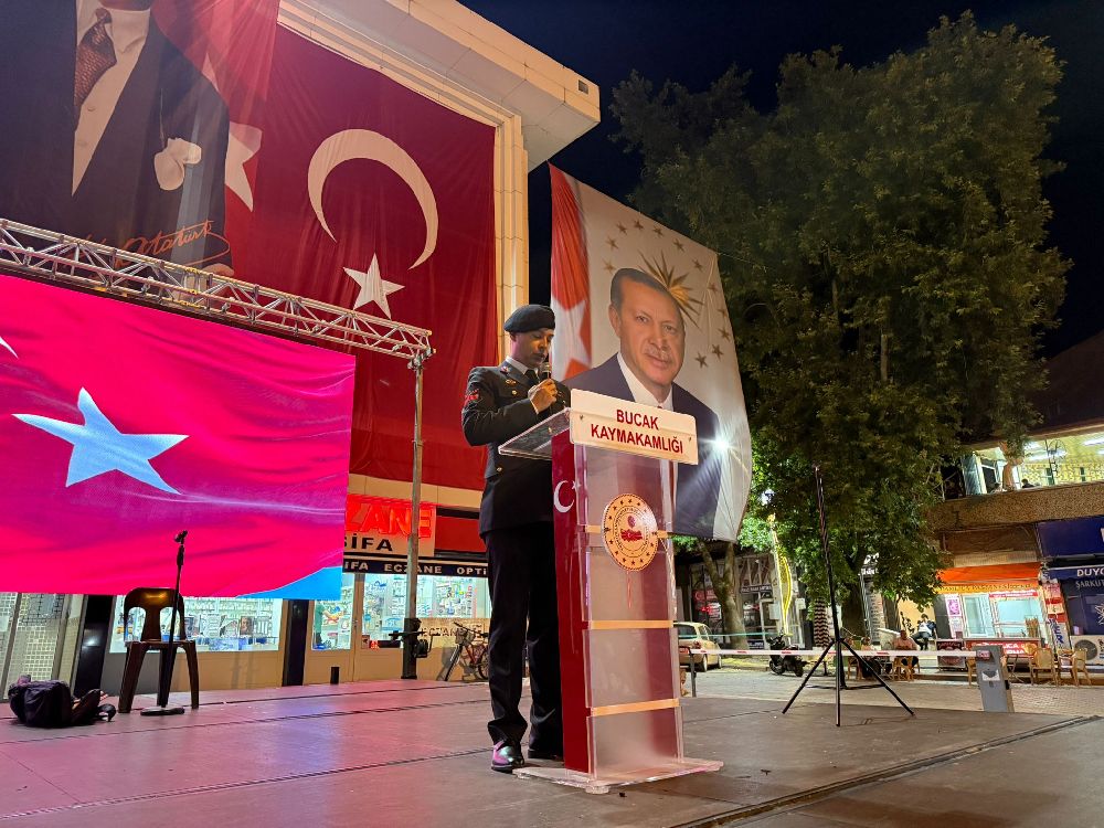 Bucak 15 Temmuz'u unutmadı! Cumhuriyet Meydanı'nda bayraklar dalgalandı