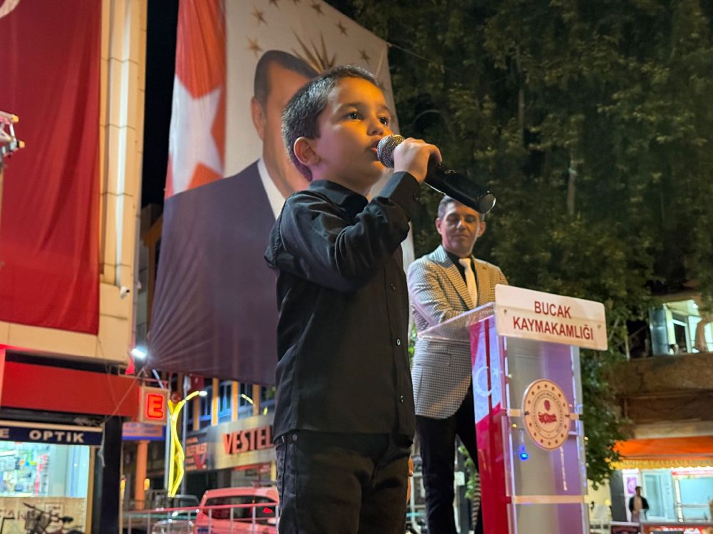 Bucak 15 Temmuz'u unutmadı! Cumhuriyet Meydanı'nda bayraklar dalgalandı