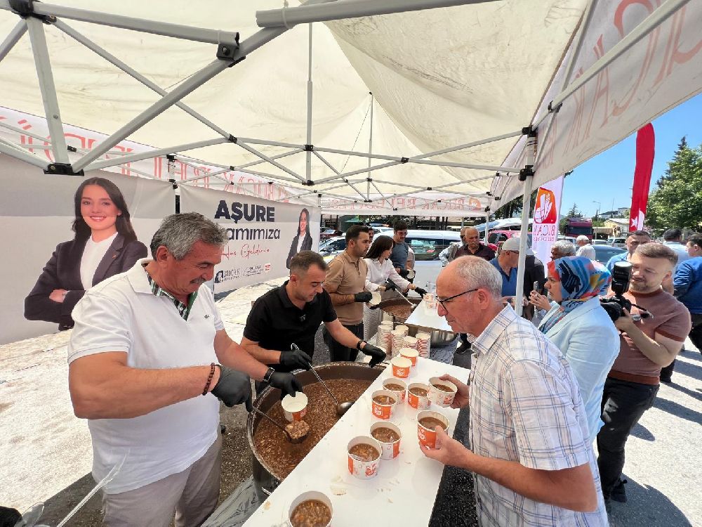 Bucak'ta Belediyeden Sanayi esnafına aşure ikramı! Aşure günü geleneği sürüyor