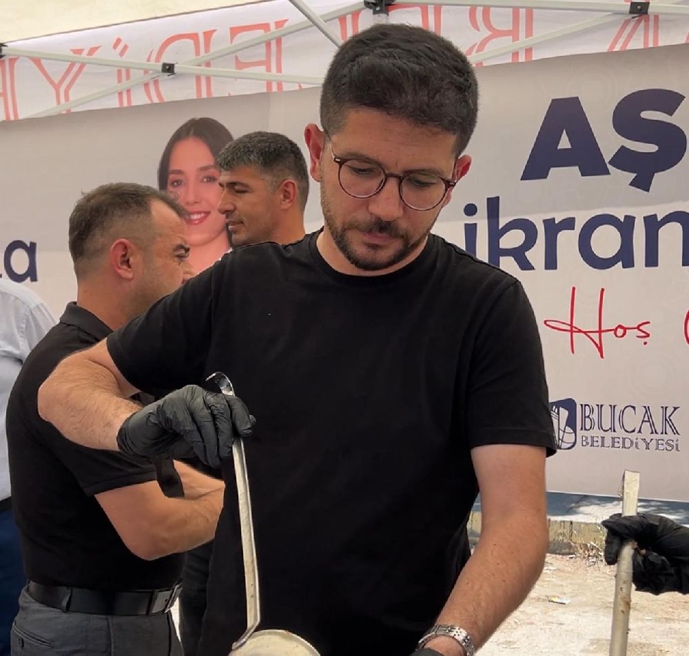 Bucak'ta Belediyeden Sanayi esnafına aşure ikramı! Aşure günü geleneği sürüyor