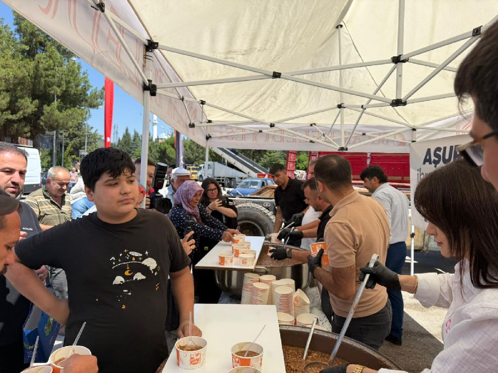 Bucak'ta Belediyeden Sanayi esnafına aşure ikramı! Aşure günü geleneği sürüyor