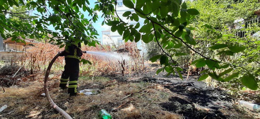 Bucak'ta boş arazide ot yangını