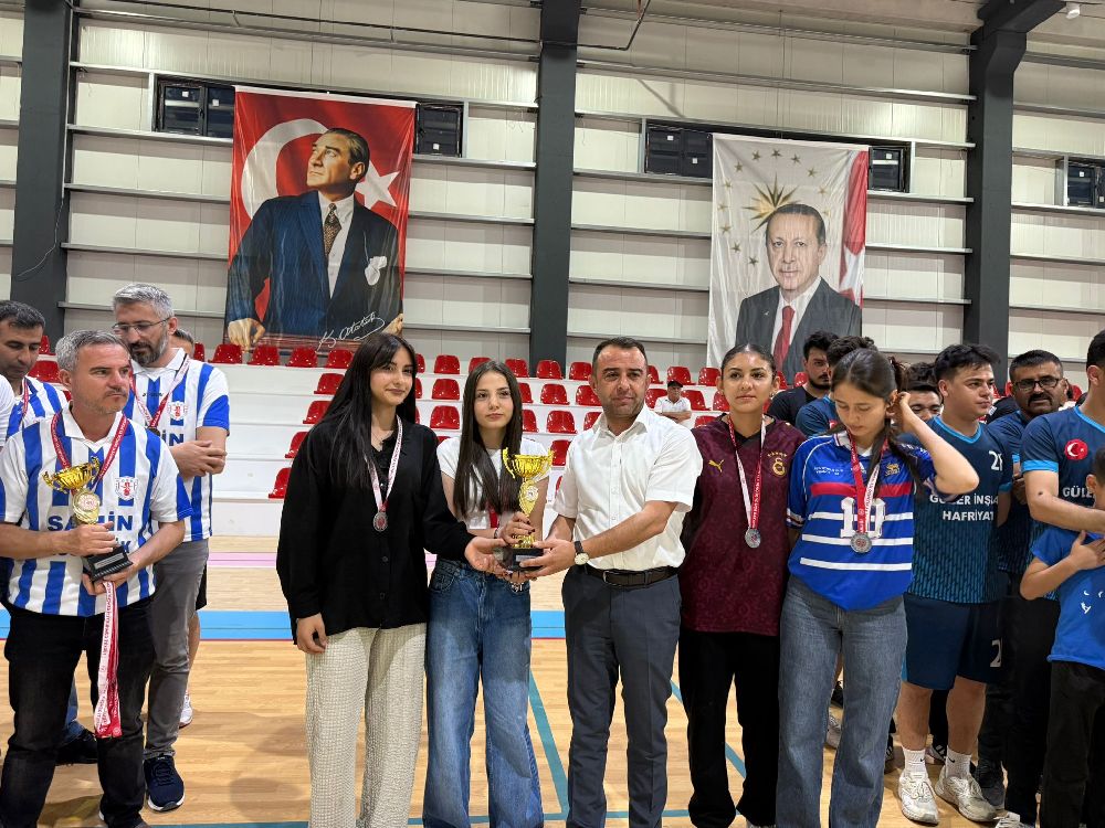 Bucak'ta Heyecan Voleybol Halk Turnuvası! Ödüller sahiplerine teslim edildi