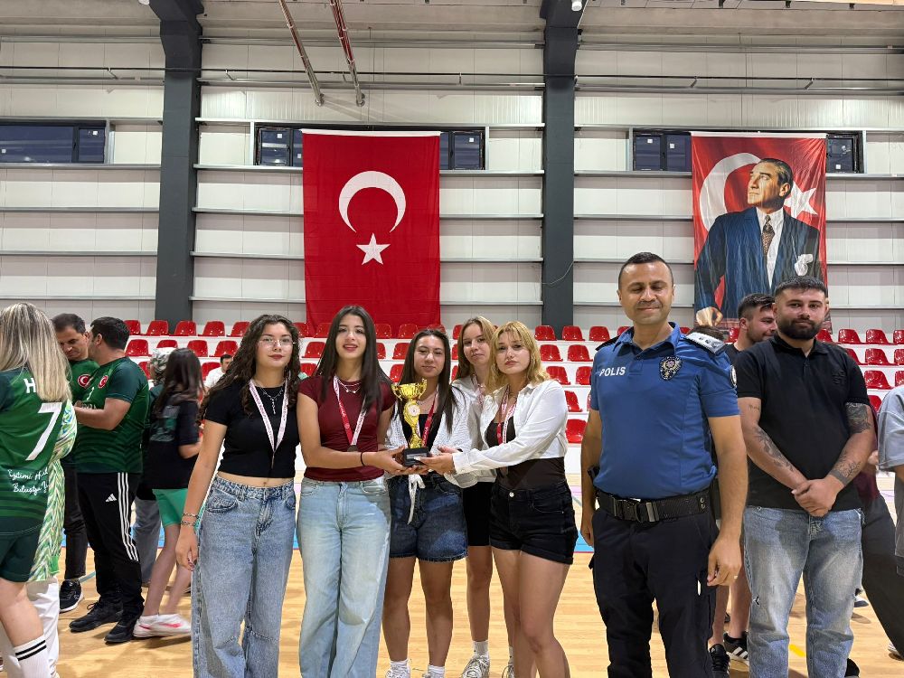 Bucak'ta Heyecan Voleybol Halk Turnuvası! Ödüller sahiplerine teslim edildi