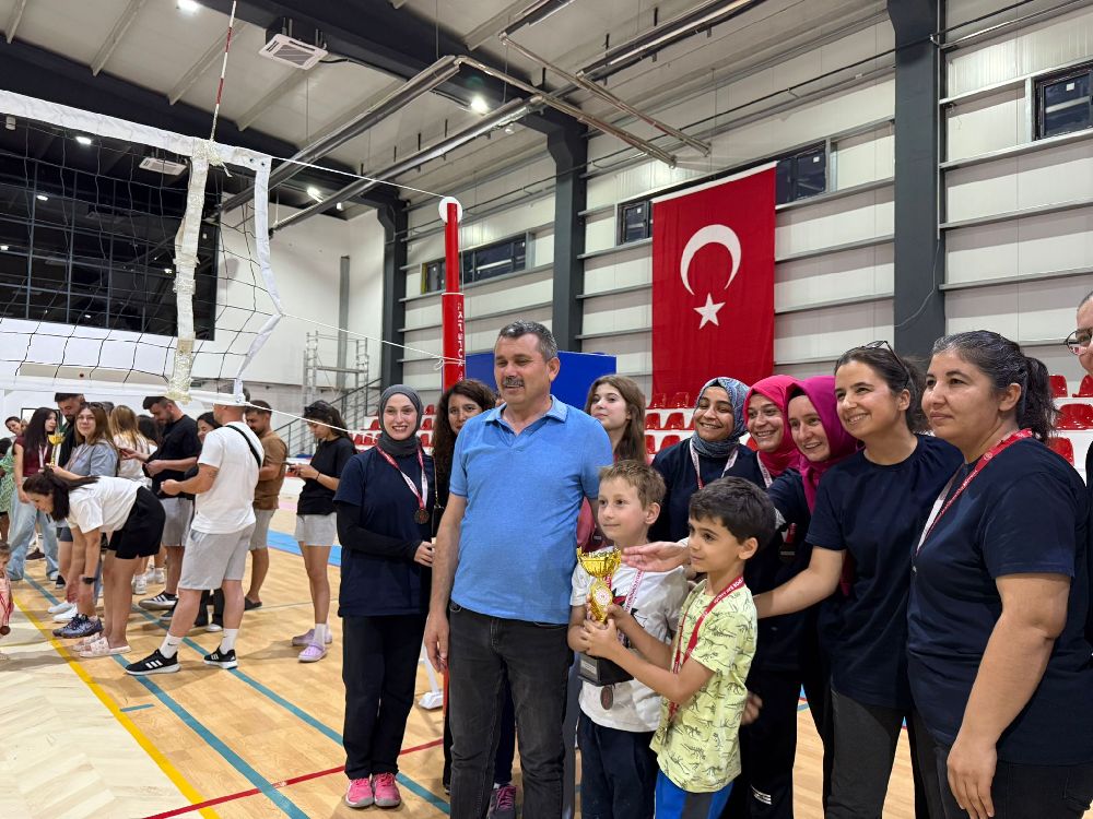 Bucak'ta Heyecan Voleybol Halk Turnuvası! Ödüller sahiplerine teslim edildi