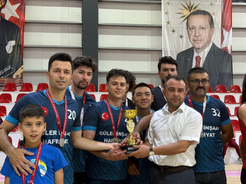 Bucak'ta Heyecan Voleybol Halk Turnuvası! Ödüller sahiplerine teslim edildi