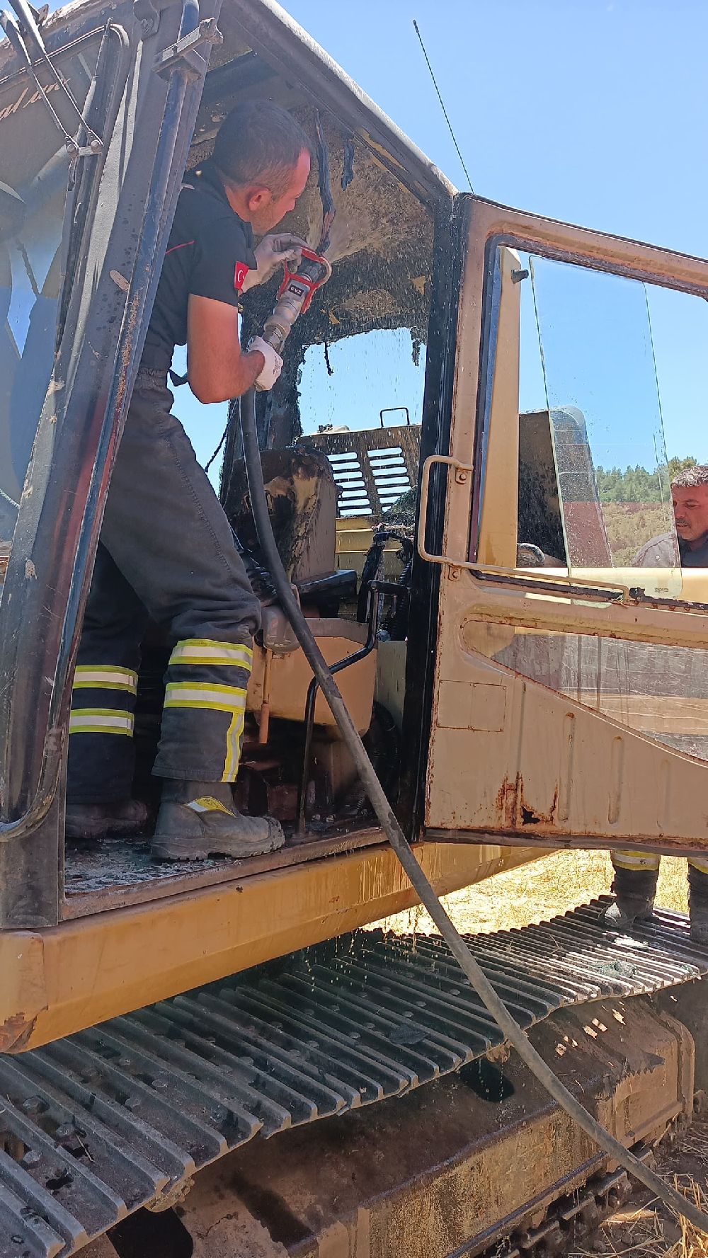 Bucak'ta iş makinesi yangını! Neyse ki büyümeden söndürüldü