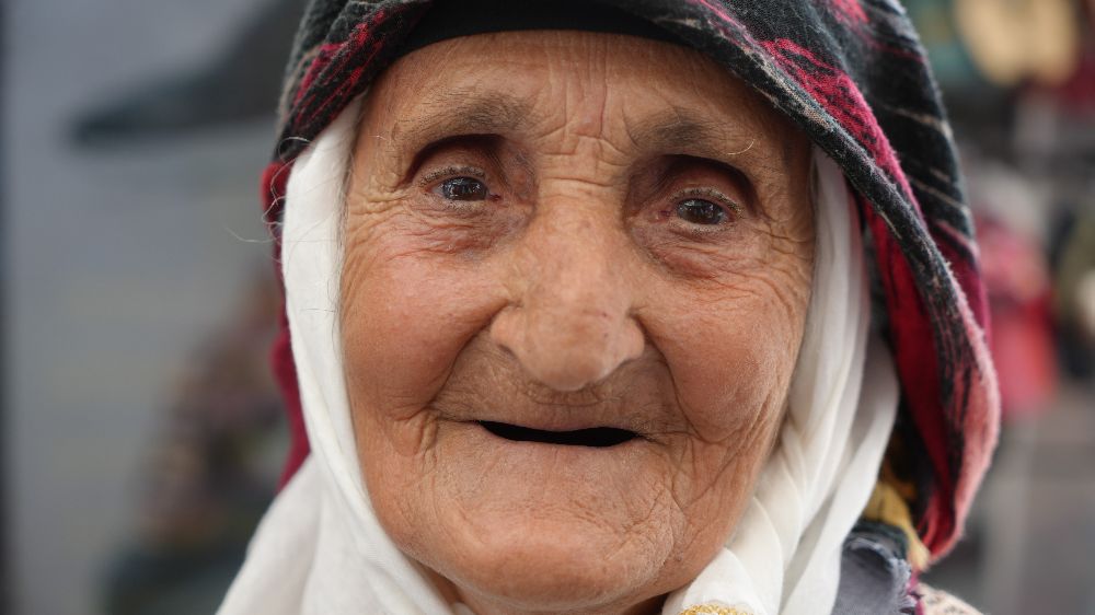 Buğday Meydanının 98 yaşındaki ninesi çorap satarak aile bütçesine katkıda bulunuyor