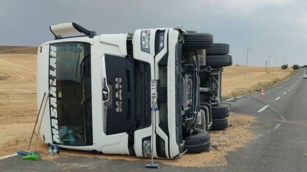 Buğday yüklü kamyon devrildi: 1 yaralı