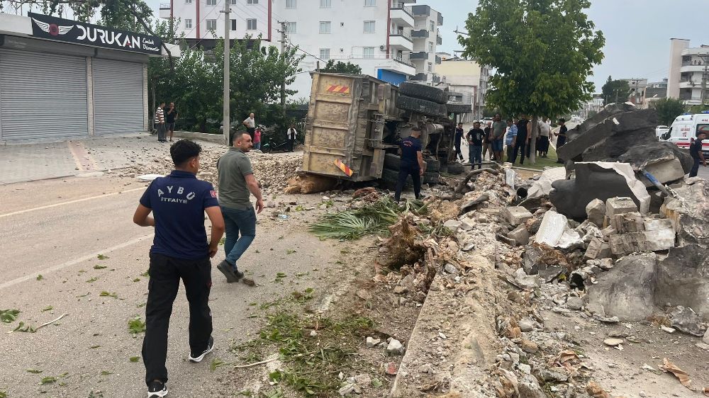 Bulvarda refüje çarpan kamyon devrildi, sürücü yaralandı